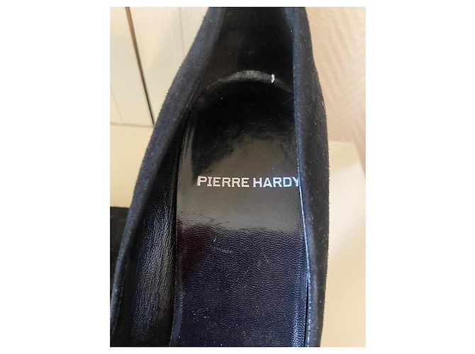 Pierre Hardy Pumps aus schwarzem Wildleder mit offener Spitze - Ansicht 3