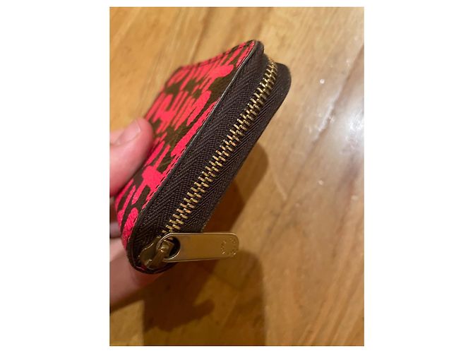 Louis Vuitton Graffiti scattanti con monete LV Fuschia - vista 3