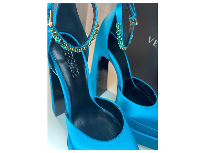 Décolleté Versace Aevitas in pelle blu con cristalli - vista 2