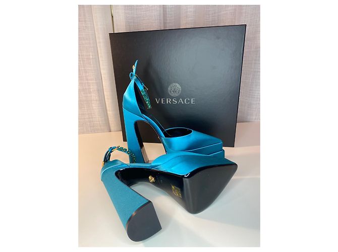 Décolleté Versace Aevitas in pelle blu con cristalli - vista 3