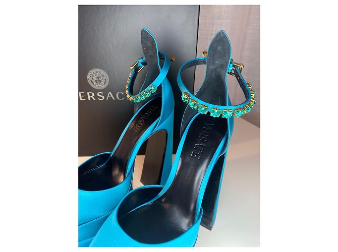 Décolleté Versace Aevitas in pelle blu con cristalli - vista 6