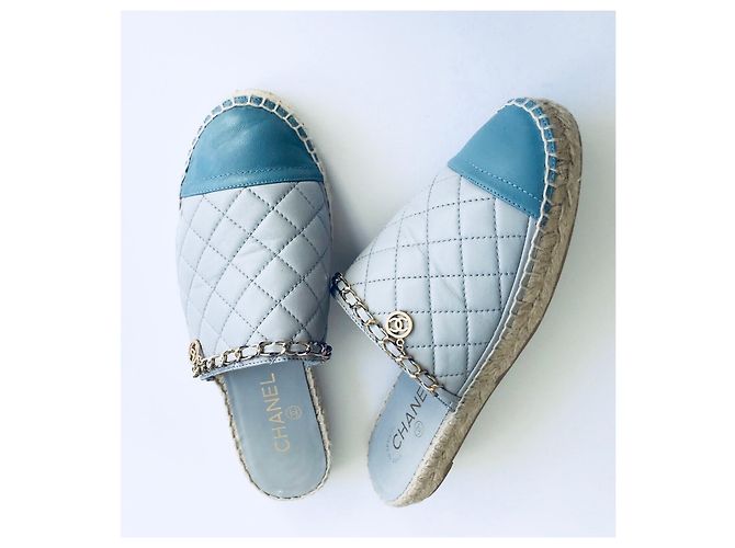 Mule Chanel in pelle blu con catena CC dorata - view 2
