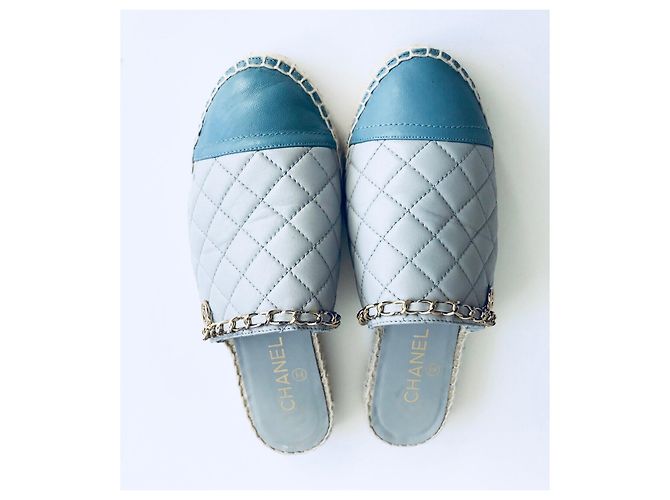 Mule Chanel in pelle blu con catena CC dorata - view 3