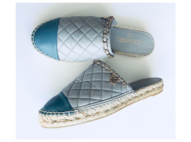 Mule Chanel in pelle blu con catena CC dorata - view 4