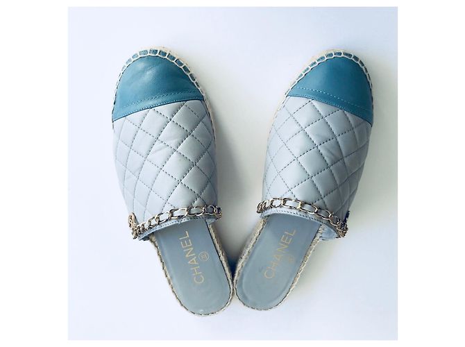 Mule Chanel in pelle blu con catena CC dorata - view 5