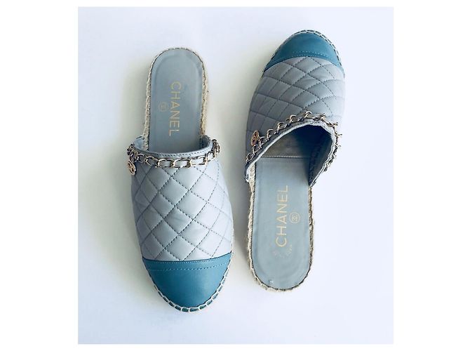 Mule Chanel in pelle blu con catena CC dorata - view 9
