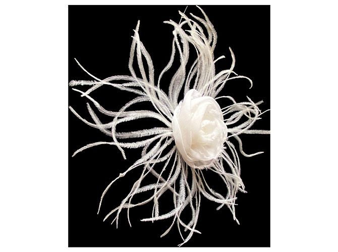 Spilla Chanel Camelia in Seta Bianca e Piume di Marabù Bianco - vista 2