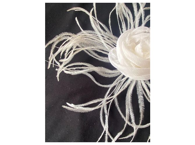 Spilla Chanel Camelia in Seta Bianca e Piume di Marabù Bianco - vista 3
