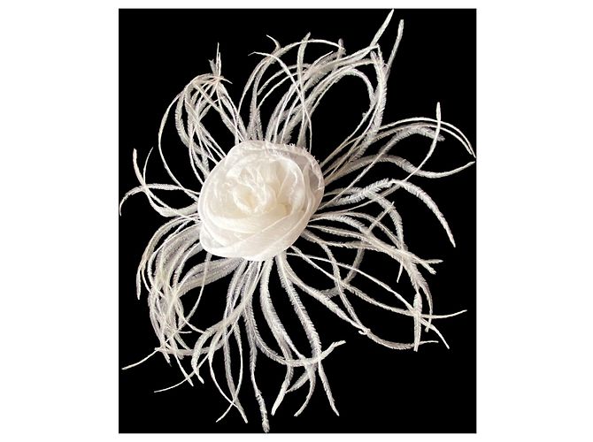 Spilla Chanel Camelia in Seta Bianca e Piume di Marabù Bianco - vista 4