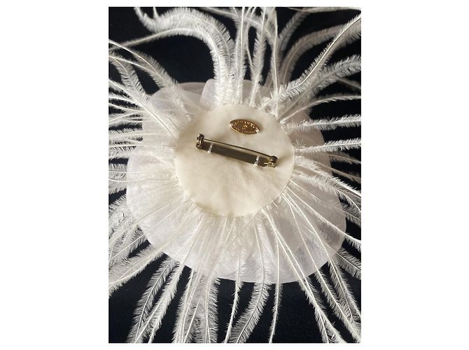 Spilla Chanel Camelia in Seta Bianca e Piume di Marabù Bianco - vista 5