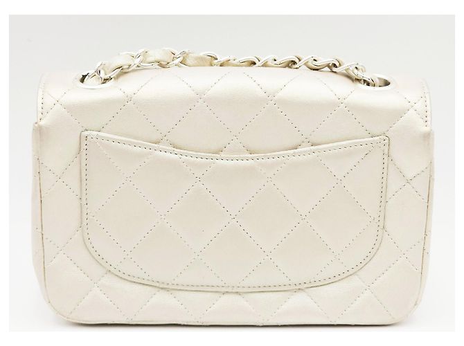 Chanel 19 Bolsa Chanel Mini Flap CC acolchoada em pele de cordeiro perolada iridescente marfim Branco - vista 10