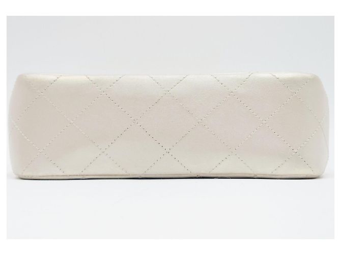 Chanel 19 Bolsa Chanel Mini Flap CC acolchoada em pele de cordeiro perolada iridescente marfim Branco - vista 11