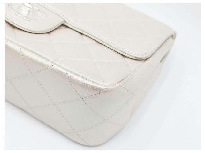 Chanel 19 Bolsa Chanel Mini Flap CC acolchoada em pele de cordeiro perolada iridescente marfim Branco - vista 12