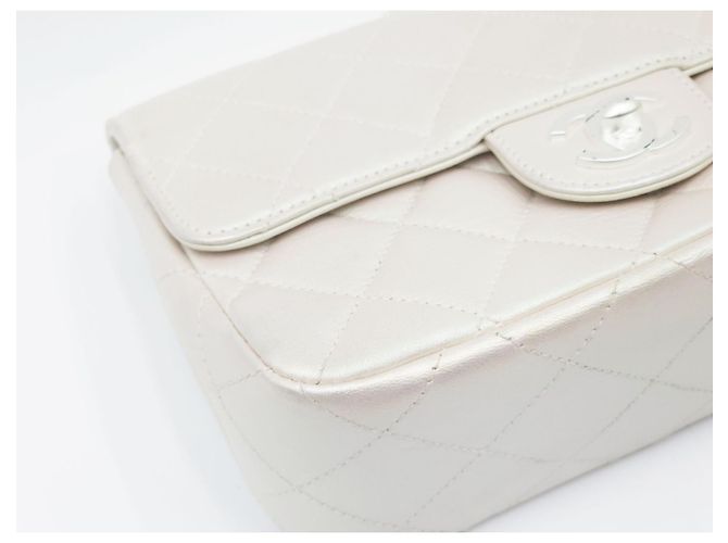 Chanel 19 Bolsa Chanel Mini Flap CC acolchoada em pele de cordeiro perolada iridescente marfim Branco - vista 13