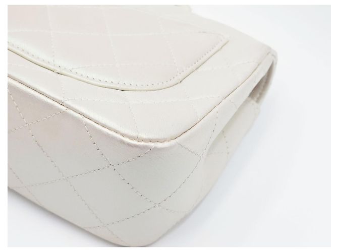 Chanel 19 Bolsa Chanel Mini Flap CC acolchoada em pele de cordeiro perolada iridescente marfim Branco - vista 14