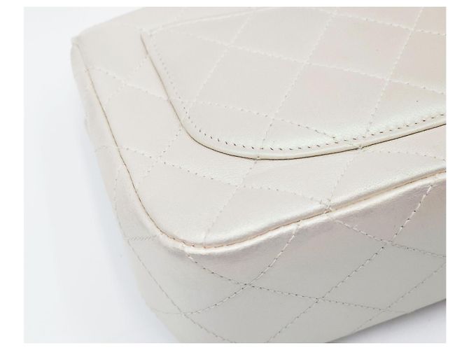 Chanel 19 Bolsa Chanel Mini Flap CC acolchoada em pele de cordeiro perolada iridescente marfim Branco - vista 15