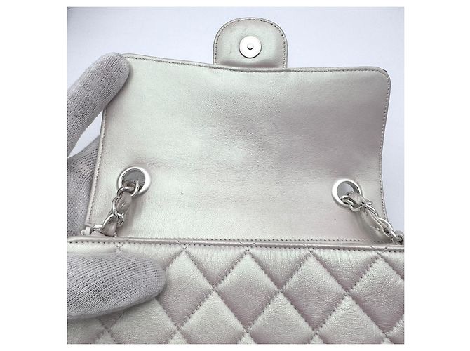 Chanel 19 Bolsa Chanel Mini Flap CC acolchoada em pele de cordeiro perolada iridescente marfim Branco - vista 17
