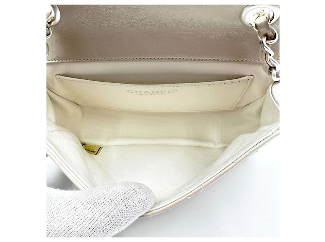Chanel 19 Bolsa Chanel Mini Flap CC acolchoada em pele de cordeiro perolada iridescente marfim Branco - vista 18