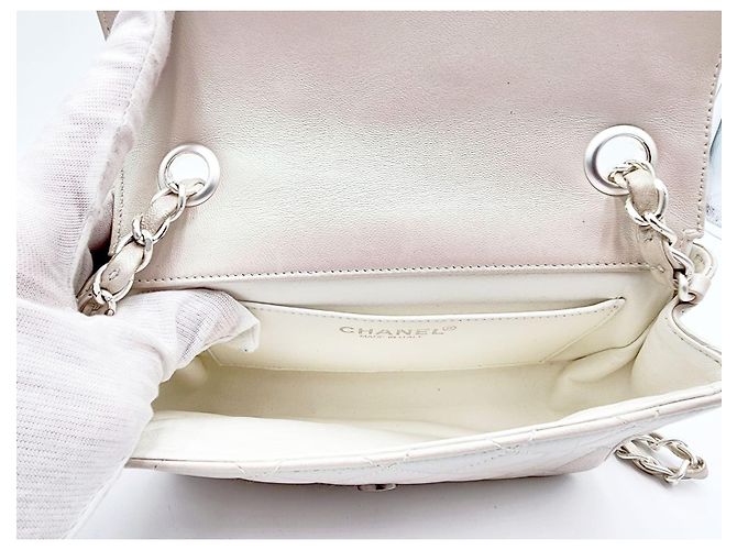 Chanel 19 Bolsa Chanel Mini Flap CC acolchoada em pele de cordeiro perolada iridescente marfim Branco - vista 19