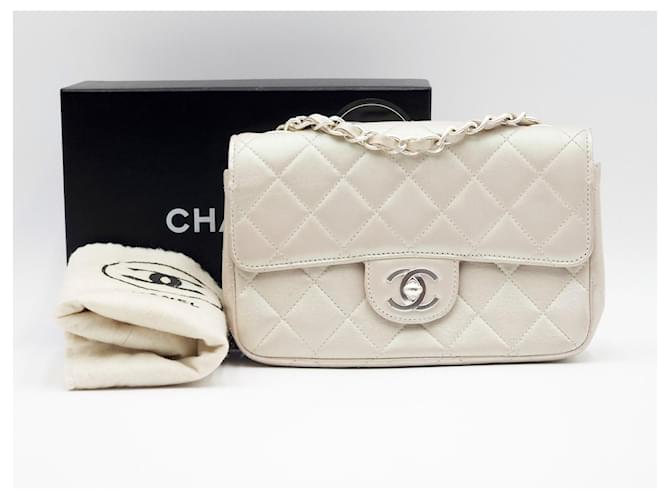 Chanel 19 Bolsa Chanel Mini Flap CC acolchoada em pele de cordeiro perolada iridescente marfim Branco - vista 2