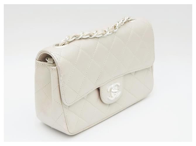 Chanel 19 Bolsa Chanel Mini Flap CC acolchoada em pele de cordeiro perolada iridescente marfim Branco - vista 3