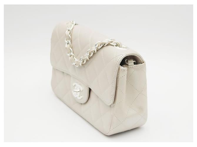 Chanel 19 Bolsa Chanel Mini Flap CC acolchoada em pele de cordeiro perolada iridescente marfim Branco - vista 4