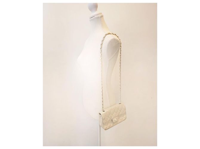Chanel 19 Bolsa Chanel Mini Flap CC acolchoada em pele de cordeiro perolada iridescente marfim Branco - vista 6