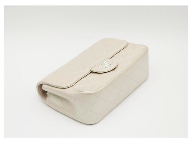 Chanel 19 Bolsa Chanel Mini Flap CC acolchoada em pele de cordeiro perolada iridescente marfim Branco - vista 7