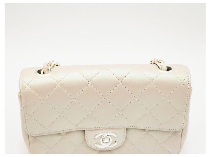 Chanel 19 Bolsa Chanel Mini Flap CC acolchoada em pele de cordeiro perolada iridescente marfim Branco - vista 8