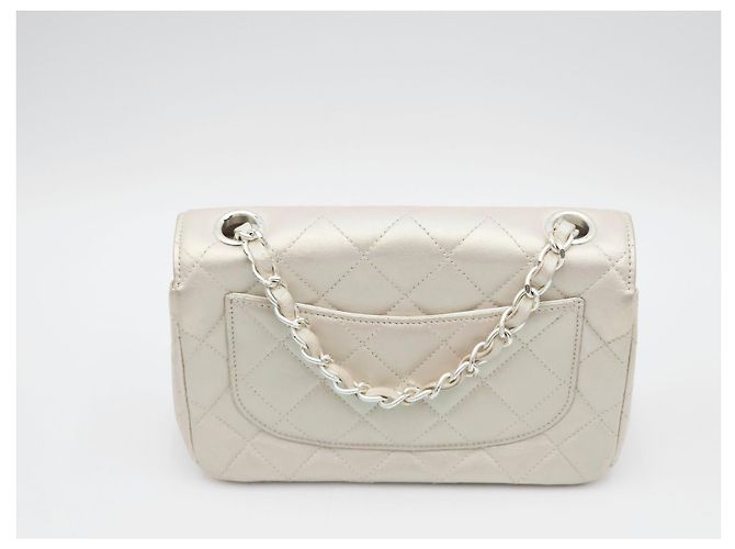 Chanel 19 Bolsa Chanel Mini Flap CC acolchoada em pele de cordeiro perolada iridescente marfim Branco - vista 9