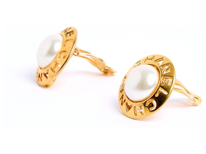 Orecchini Chanel in metallo dorato con perla ecru D'oro - vista 2