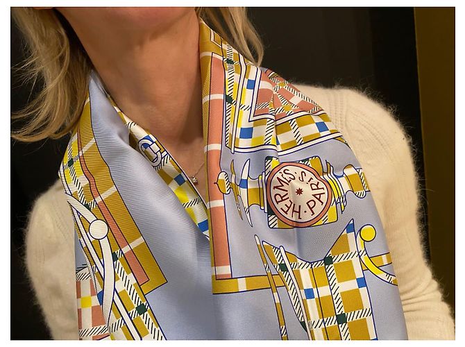 Hermès Pañuelo de sarga de seda de paseo escocés . 100 % seda enrollada a mano. Hecho a mano en Francia. Azul claro - vista 5