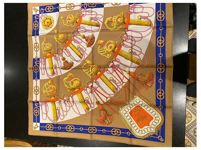 Hermès Twill square 100% seta arrotolata a mano D'oro - vista 2