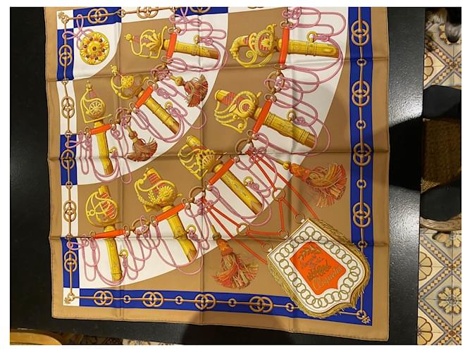 Hermès Twill square 100% seta arrotolata a mano D'oro - vista 3