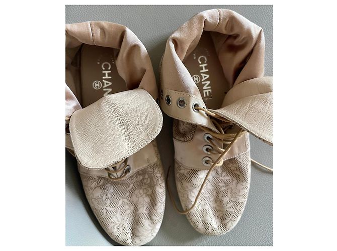 Chanel-Lederstiefeletten aus Camelia-Spitze und Nude-Beige oder heller Terrakotta-Seide T. 38 - Ansicht 11