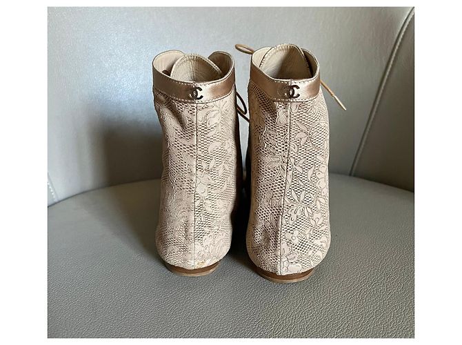 Chanel-Lederstiefeletten aus Camelia-Spitze und Nude-Beige oder heller Terrakotta-Seide T. 38 - Ansicht 12