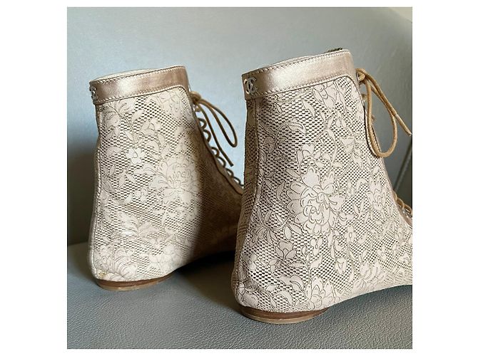 Chanel-Lederstiefeletten aus Camelia-Spitze und Nude-Beige oder heller Terrakotta-Seide T. 38 - Ansicht 13
