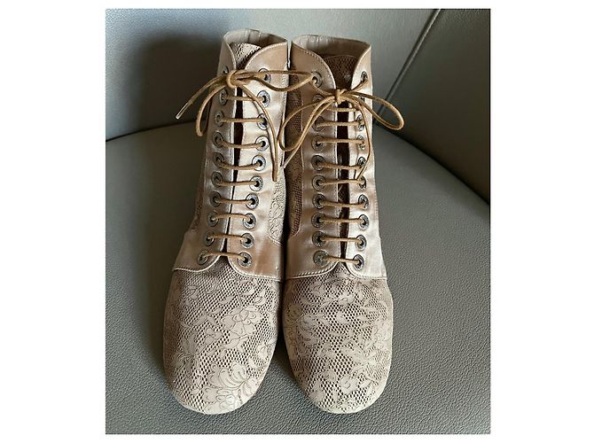 Chanel-Lederstiefeletten aus Camelia-Spitze und Nude-Beige oder heller Terrakotta-Seide T. 38 - Ansicht 16
