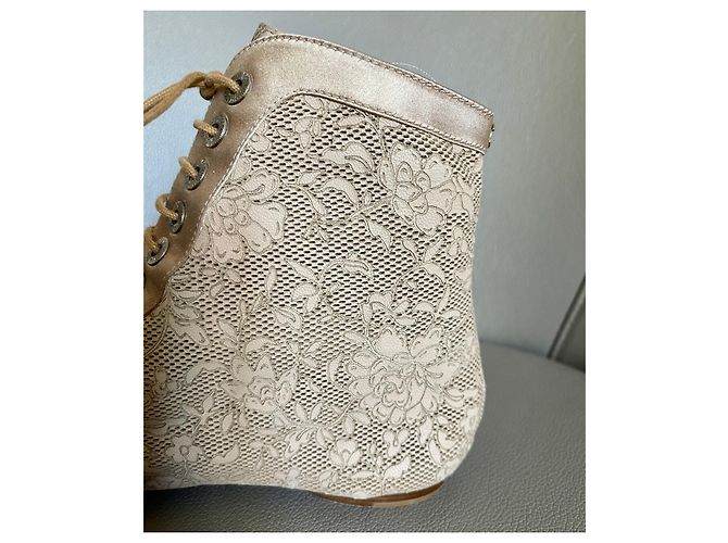 Chanel-Lederstiefeletten aus Camelia-Spitze und Nude-Beige oder heller Terrakotta-Seide T. 38 - Ansicht 19