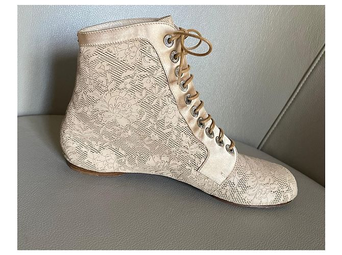 Chanel-Lederstiefeletten aus Camelia-Spitze und Nude-Beige oder heller Terrakotta-Seide T. 38 - Ansicht 5