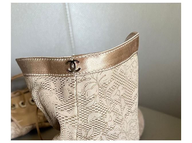 Chanel-Lederstiefeletten aus Camelia-Spitze und Nude-Beige oder heller Terrakotta-Seide T. 38 - Ansicht 9