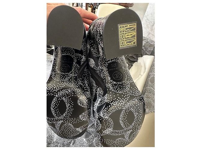 Botas altas Chanel Camellia Print de cuero negro EU37 - vista 7