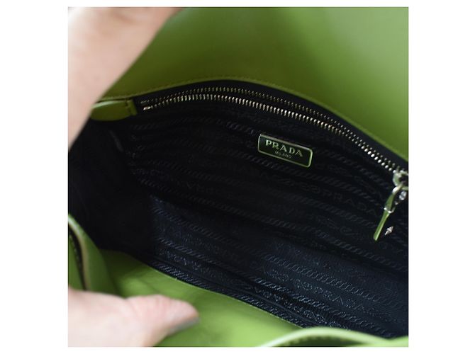 Borsa a tracolla Prada Pattina Saffiano Vernic verde in pelle - vista 5