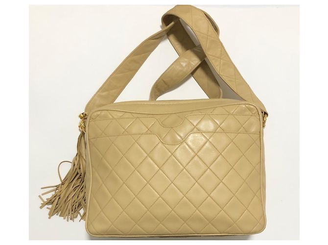 Chanel Bolsa Camera em Couro de Cordeiro Creme Cru - vista 2