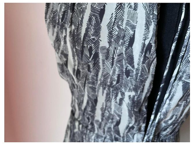 Autre Marque Wunderschönes Kleid von LORNA BOSE aus Seide 100%, grau-weiß-schwarzes Muster - Ansicht 3