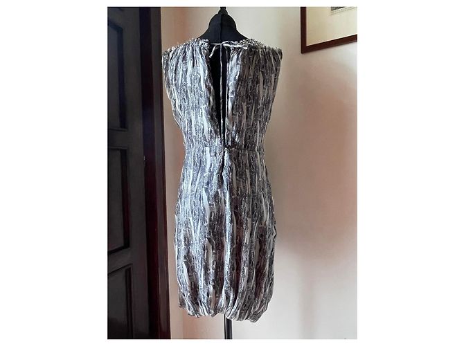 Autre Marque Wunderschönes Kleid von LORNA BOSE aus Seide 100%, grau-weiß-schwarzes Muster - Ansicht 9