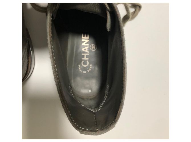 Stivali da combattimento Chanel in scamosciato grigio con logo CC Silver hardware - vista 11