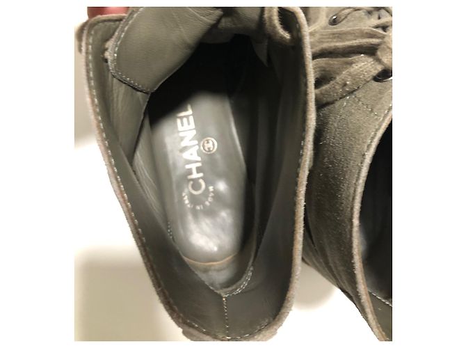 Stivali da combattimento Chanel in scamosciato grigio con logo CC Silver hardware - vista 12