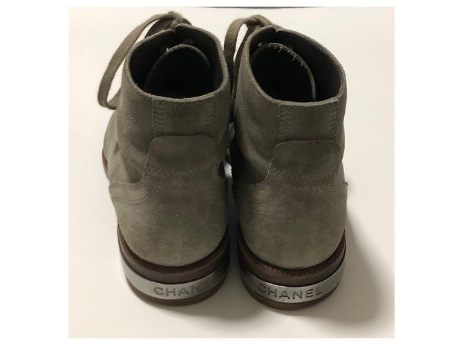 Stivali da combattimento Chanel in scamosciato grigio con logo CC Silver hardware - vista 13