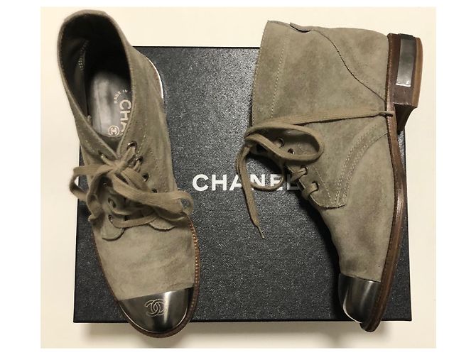 Stivali da combattimento Chanel in scamosciato grigio con logo CC Silver hardware - vista 14